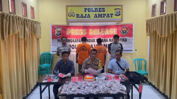 Ambil Kiriman Paket Ganja di Gudang JNE Kota Sorong, DLH Ditangkap Sat Narkoba Polres Raja Ampat