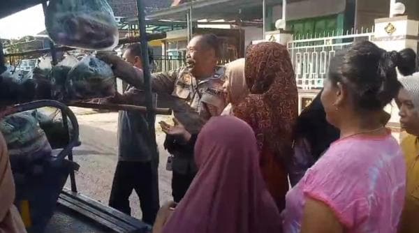 Unik! Polisi Jombang Ubah Mobil Patroli Jadi Gerobak Sayur Keliling Kampung