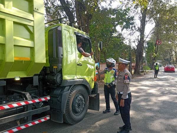 Bahayakan Pengguna Jalan, Satlantas Polres Subang Razia Truk Muatan Material yang Tak Ditutup Terpal