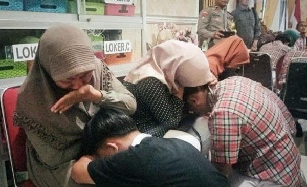 Pelajar SMP Tawuran di Demak Cium Kaki Ibu untuk Minta Maaf