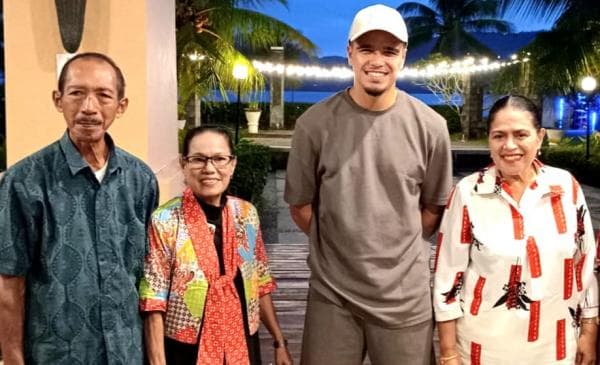 Ragnar Oratmangoen Pulang Kampung, Tersenyum Layani Fans Timnas Belanda di Ambon