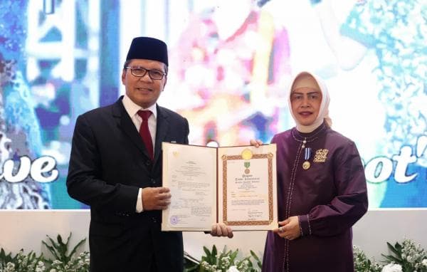 Ketua TP PKK Kota Makassar Dampingi Wali Kota Makassar Terima Penghargaan Satyalencana Wira Karya