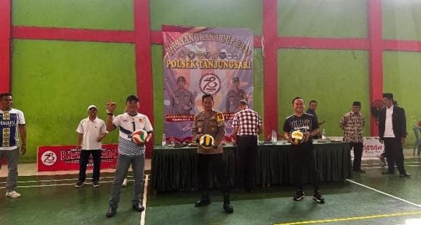 Buka Turnamen Bola Voli Bhayangkara Cup di Tanjungsari, Ketua PBVSI Kabupaten Bogor Apresiasi