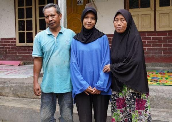 Kisah Inspiratif Mar’atul Hofizoh, Anak Buruh Perkebunan Kelapa di Lombok Masuk UGM tanpa Tes