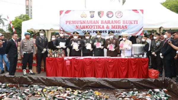 Peringatan Hari Bhayangkara, Polres Berau Musnahkan 6 Kilogram Sabu dan 23.795 Botol Miras Peringatan Hari Bhayangkara, Polres Berau Musnahkan 6 Kilogram Sabu dan 23.795 Botol Miras
