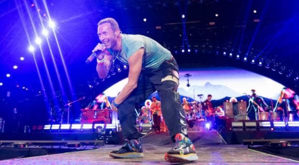 Coldplay Manggung di Glastonbury, Chris Martin Minta Fans Sebarkan Pesan Damai untuk Palestina