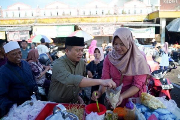 Mik Iqbal Blusukan ke Pasar Kediri Lombok Barat, Cicip Jajanan Khas Pencok Sagu