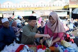 Mik Iqbal Blusukan ke Pasar Kediri Lombok Barat, Cicip Jajanan Khas Pencok Sagu