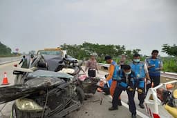 Kecelakaan Maut Avanza Tabrak Sebuah Truk Gandeng di Tol Batang-Semarang, 3 Orang Tewas