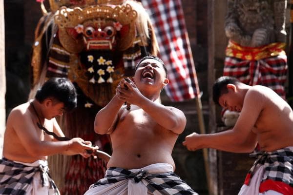 Aksi Tusuk Keris Tari Barong Pukau Wisatawan