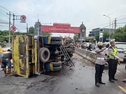 Truk Pengangkut Kayu Kecelakaan Tunggal di Perbatasan Kabupaten dan Kota Semarang
