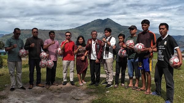 Gages Bibit Pesepakbola, Yayasan Siraja Batak dan  Partungkoan Tano Ponggol Berbagi Bola di Samosir