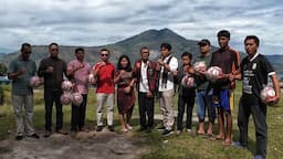 Gagas Bibit Pesepakbola, Yayasan Siraja Batak dan  Partungkoan Tano Ponggol Berbagi Bola di Samosir