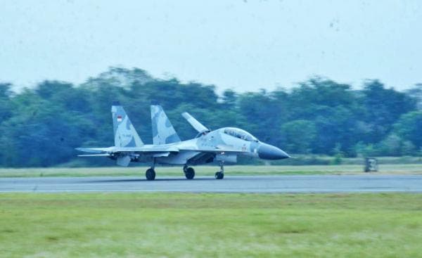 Tiga Pesawat Tempur Sukhoi SU 27/30 dari Skadron Udara 11 Lanud Sultan Hasanuddin Tiba di Madiun