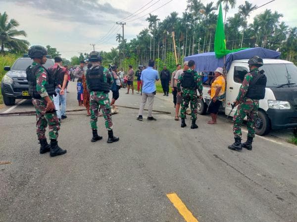 Jalan Sempat Tertutup, Personel Satgas Yonif 122 TS Berhasil Membuka Palang di Kampung Skouw Sae