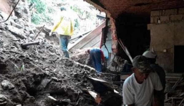 Tanah Longsor di Kuningan, Dapur Rumah Milik Warga Jebol Tertimpa Longsoran