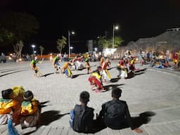 Manfaatkan Ruang Publik, Sanggar Pemuda Bergerak Gelar Sendra Tari dan Pantomim di Tuban Abirama