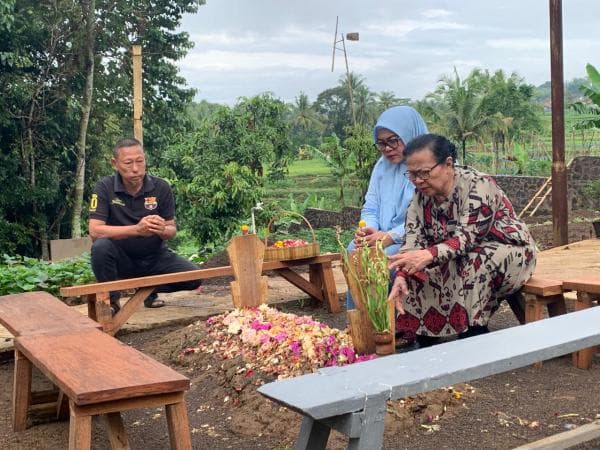 Ibu Kandung Andi Gani Nena Wea Ziarah ke Makam Almarhum H Acep Purnama