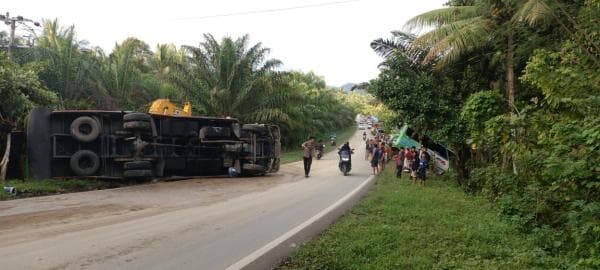 Akibat Jalan Licin Bus dan Truk Tergelincir di Pasangkayu Akibat Jalan Licin Bus dan Truk Tergelincir di Pasangkayu