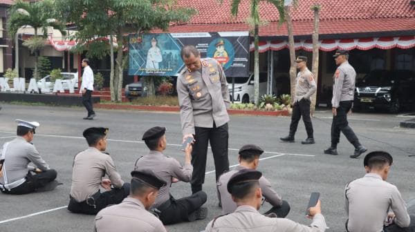 Usai Apel Pagi, Kapolres Tasikmalaya Cek Handphone Personel Antisipasi Judol