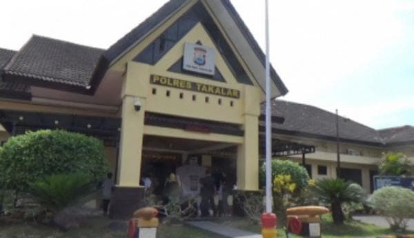 Kades Laikang Hadiri Panggilan Penyidik Polres Takalar Dicecar Puluhan Pertanyaan Kades Laikang Hadiri Panggilan Penyidik Polres Takalar Dicecar Puluhan Pertanyaan