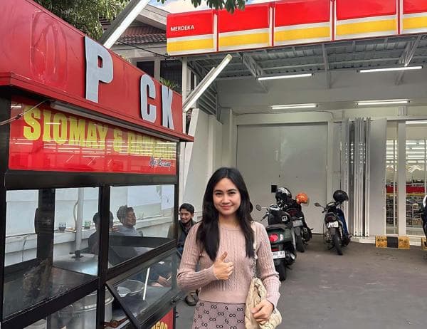 Perempuan Cantik Pemilik Batagor Imas ini Sukses Jualan di Depan Alfamart Merdeka 
