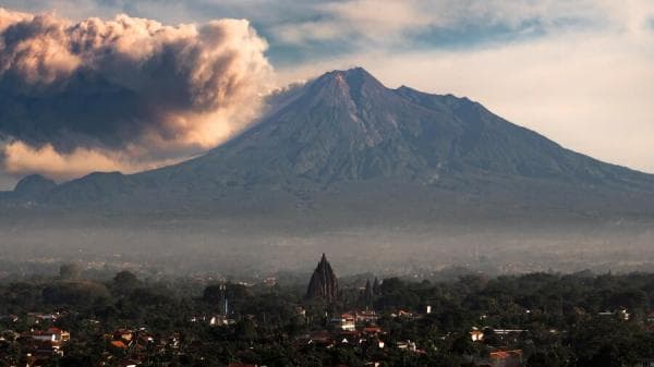 Merapi Meletus Lagi: 6 Kali Guguran Lava Terpantau Sejauh 1,7 Km