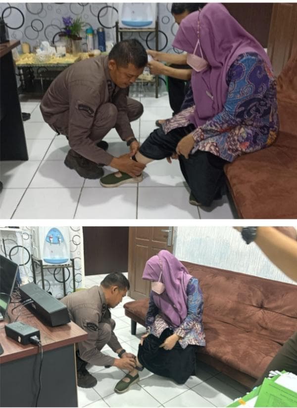 Usai Ditetapkan Jadi Tersangka Kasus Dana BOS,Kepsek SMPN 1 Bandar Dua Pijay Dipasang APE di Kaki