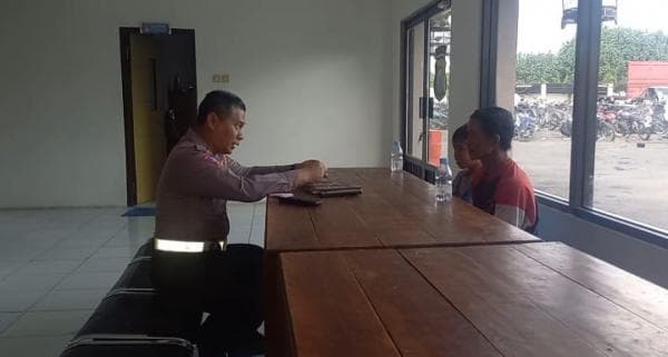 Sempat Viral, Bocil Jombang Kendarai Motor Tanpa Helm Akhirnya Ditilang Polisi di Depan Orang Tuanya Sempat Viral, Bocil Jombang Kendarai Motor Tanpa Helm Akhirnya Ditilang Polisi di Depan Orang Tuanya