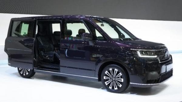 GIIAS 2024 : Mobil MPV Honda Step WGN Hybrid Bertarung dengan Toyota Voxy