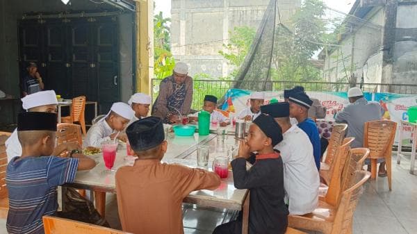 Bikin Haru, Polisi Pijay Ini Sisihkan Gaji Ajak Anak Panti Asuhan Makan Siang Bersama di Warung