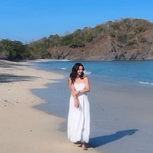 Pesona Gadis Cantik Anak Medan Raline Shah, bak Bidadari Pakai Dress Putih Main di Pinggir Pantai