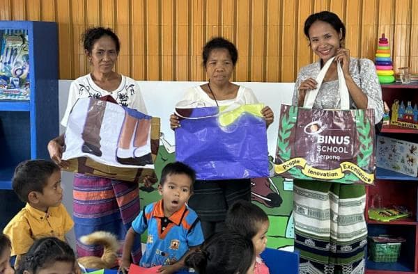 Kreativitas Siswa BINUS SCHOOL Simprug: Daur Ulang Spanduk Bekas Jadi Tas Sekolah untuk Anak Sumba Kreativitas Siswa BINUS SCHOOL Simprug: Daur Ulang Spanduk Bekas Jadi Tas Sekolah untuk Anak Sumba