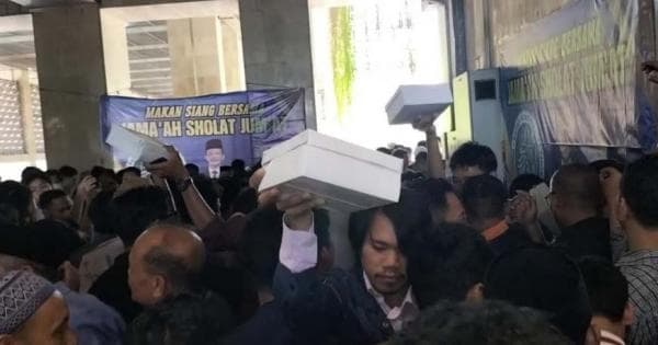 Heboh, Jemaah Rebutan Makan Siang di Masjid Istiqlal Heboh, Jemaah Rebutan Makan Siang di Masjid Istiqlal
