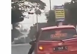 Viral Pengemudi Mobil Merah Tabrak Polisi Pengatur Lalu Lintas di Kudus