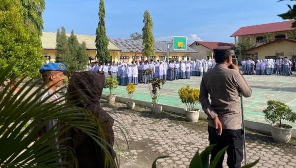 Kapolsek Teuku Anshari Pimpin Upacara Hari Senin di SMAN 1 Meureudu, Ingatkan Siswa agar Tak Nakal