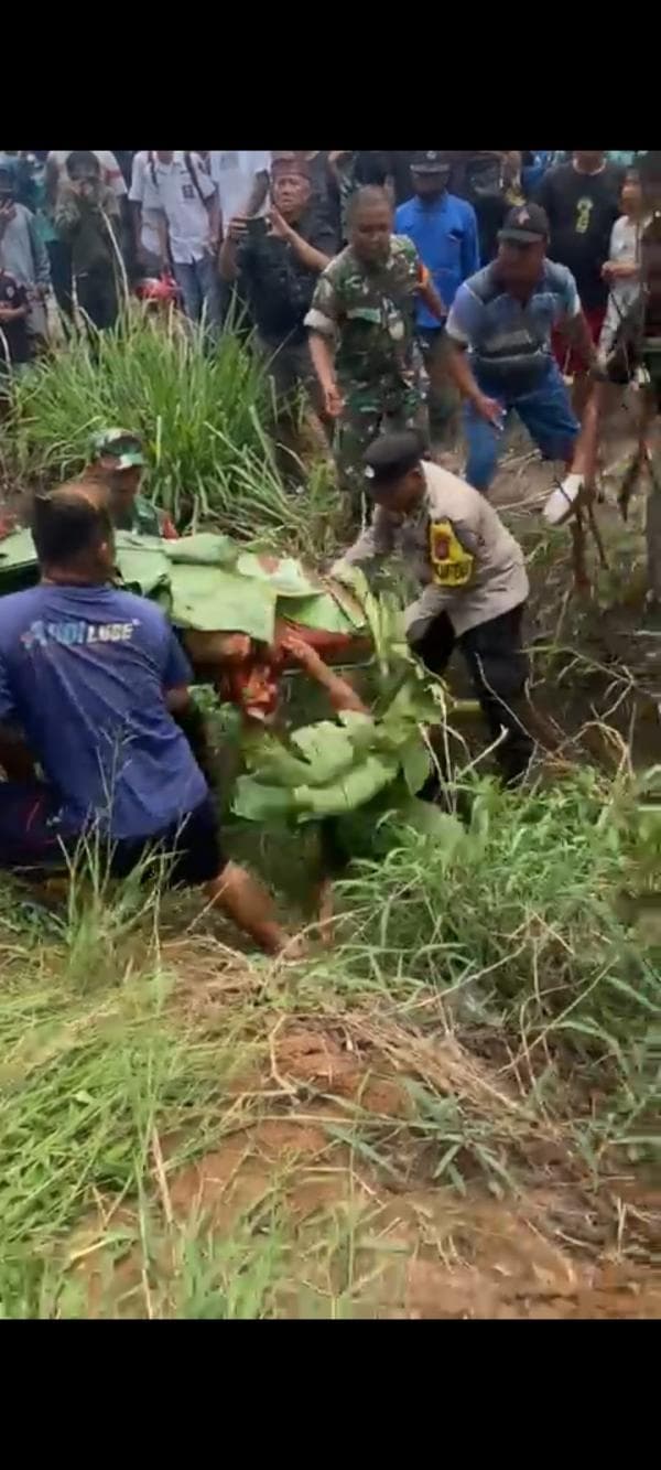 Jasad Korban Tabrakan Kereta Api  Terjatuh Dari Tandu Hingga Berserakan di Tanah