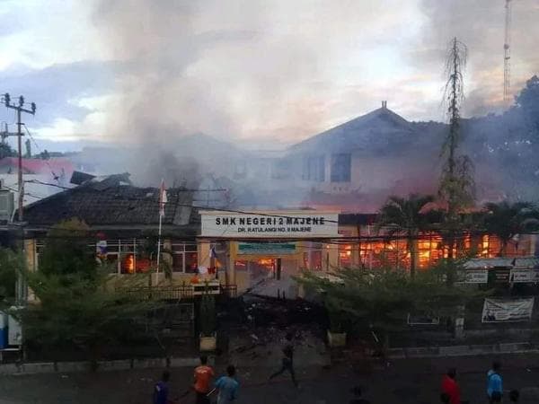 SMKN 2 Majene Terbakar, Warga Sekitar Panik dan Berhamburan Keluar