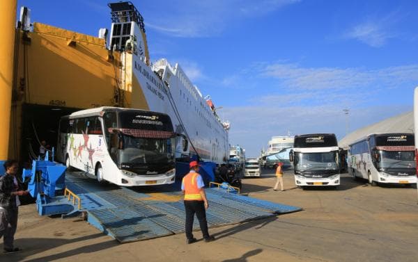 Peringatan HUT RI di IKN, Pelindo Sub Regional 3 Jawa Layani Pengiriman 70 Unit Bus ke Balikpapan