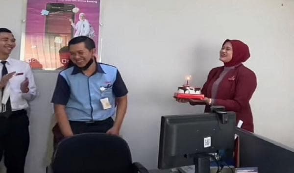 Viral, Office Boy Kantor Ulang Tahun Mendapat Kejutan dari Karyawan Bank