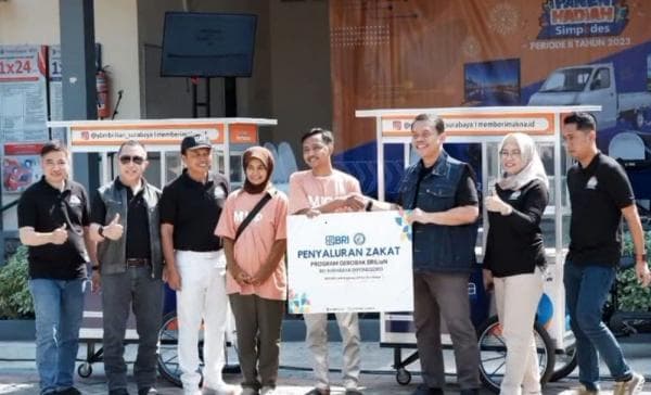 BRI Surabaya Diponegoro Salurkan Zakat Paket Pendidikan dan Gerobak BRILiaN