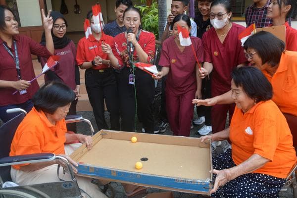 Keseruan Oma Opa Lomba Agustusan di Panti Wreda, Menang Dapat Hadiah Peralatan Mandi