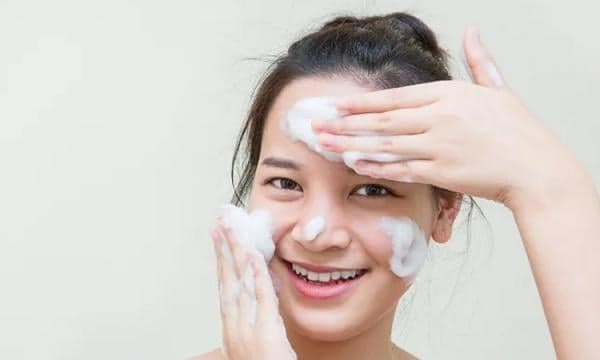 3 Kebiasaan Ini Wajib Kamu Hindari Saat Pakai Facial Wash