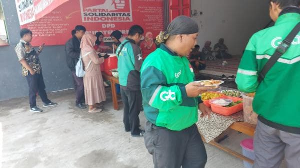 Jumat Berkah, Ratusan Abang Ojol Serbu Kantor DPD PSI Brebes Nikmati Makan Gratis