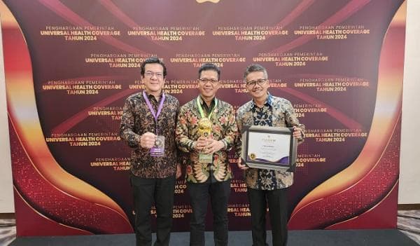 Cakupan JKN-KIS Lampaui Target Nasional, Pemkab Bandung Terima UHC Award