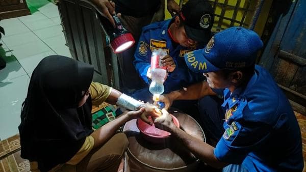 Jari Bengkak usai Jatuh saat Lomba Agustusan, Warsiah Minta Bantuan Petugas Damkar Melepas Cincinnya Jari Bengkak usai Jatuh saat Lomba Agustusan, Warsiah Minta Bantuan Petugas Damkar Melepas Cincinnya