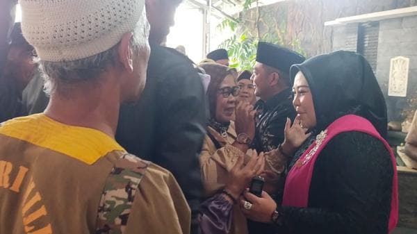 Masyarakat Banjiri Kediaman Anggota DPRD Garut Hj Intania Berikan Ucapan Selamat