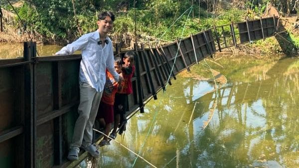 Willie Salim Sumbang Rp25 Juta Perbaikan Jembatan Gantung Lengkong yang Viral Dilintasi Pelajar