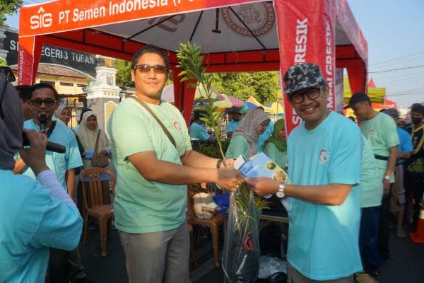 Hari Konservasi Alam Nasional, SIG Pabrik Tuban Bagikan 1.000 Bibit Pohon