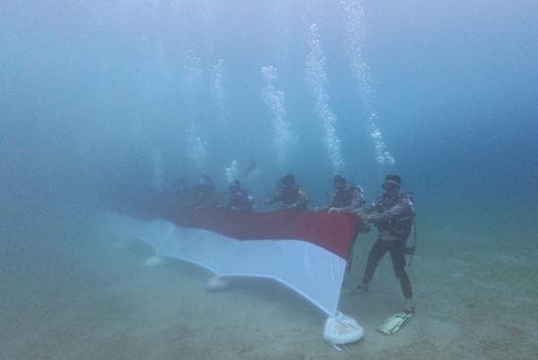 Sambut HUT ke-79 RI, Polisi Bentangkan Bendera Merah Putih di Perairan Sorong